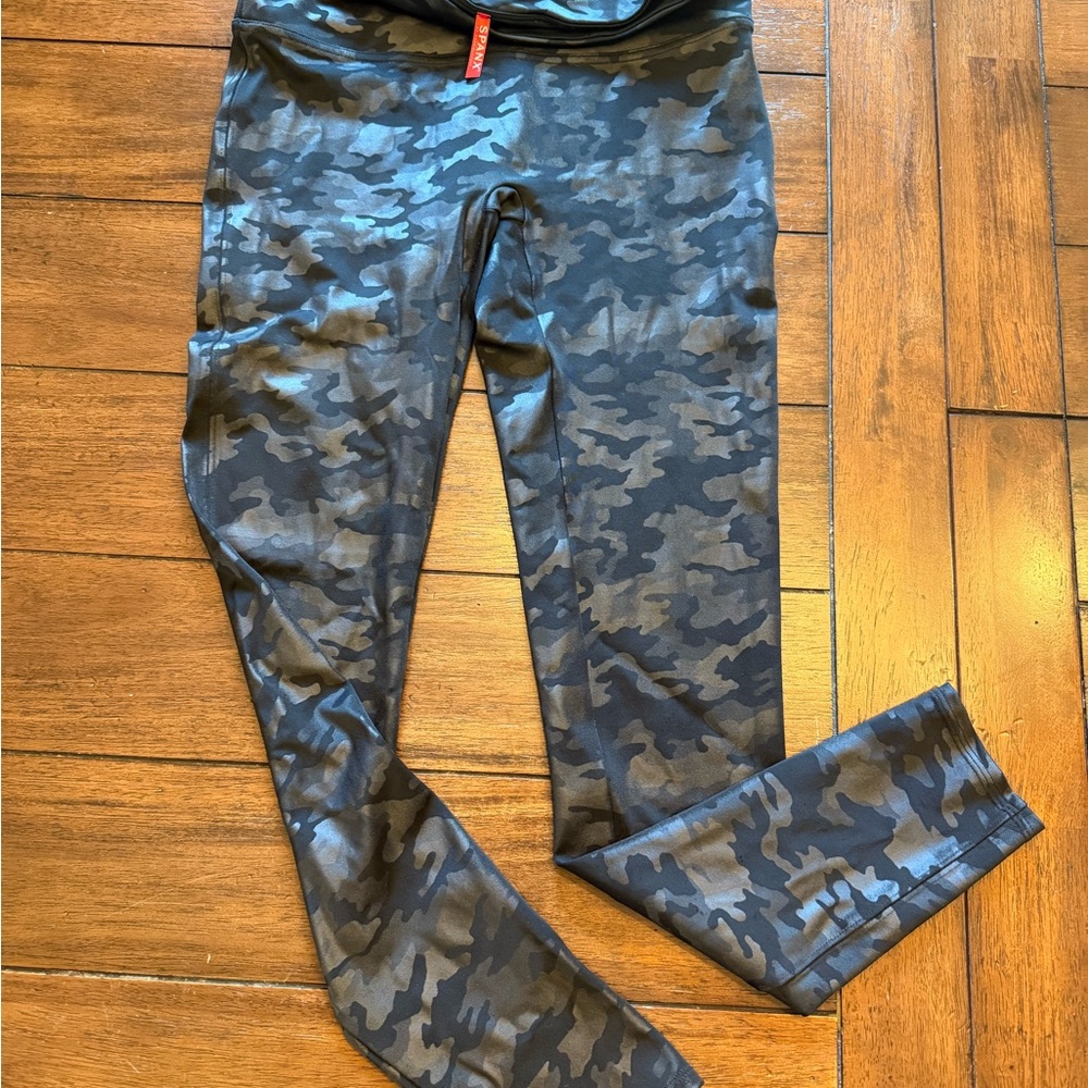 SPANX Camouflage Leggings - Black and Gray